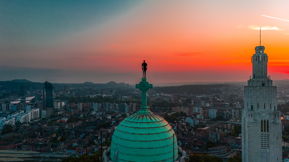 Silhouette sur fond d’aube — teintes rosées