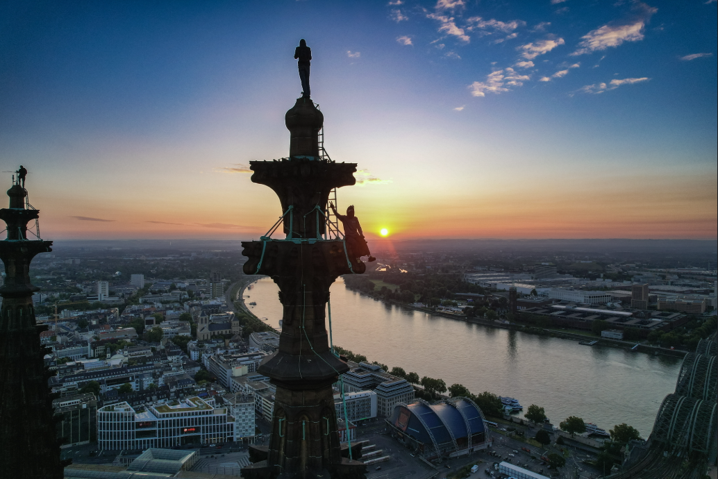 Sommet — silhouettes au lever du soleil