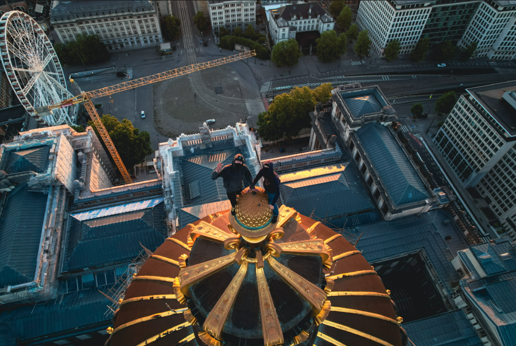 Sommet — silhouettes des grimpeurs à l’aube